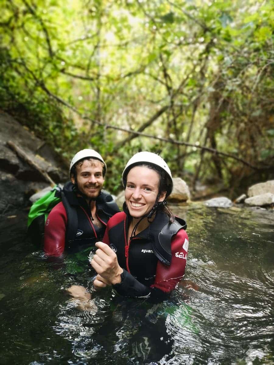 Détente dans le canyon en eau chaude