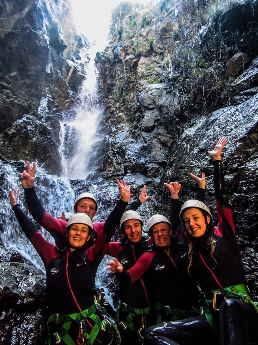 Groupe dans le canyon en eau chaude