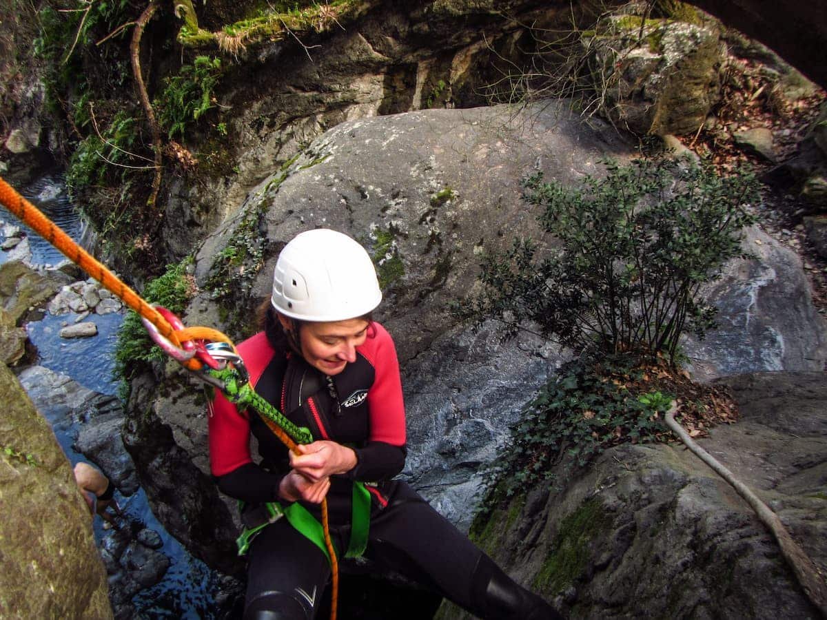 Rappel dans le canyon en eau chaude