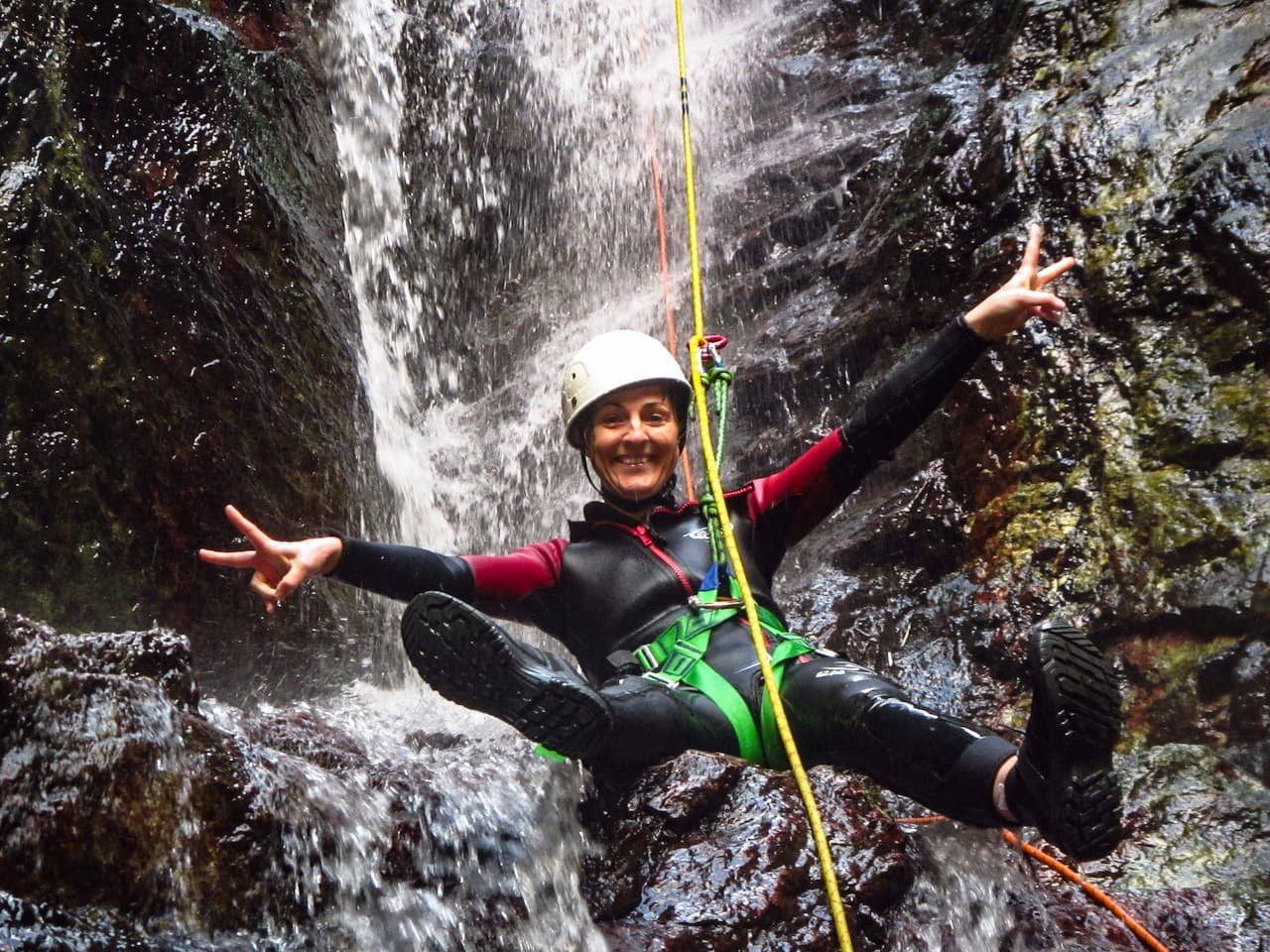 Sourire dans le canyon en eau chaude