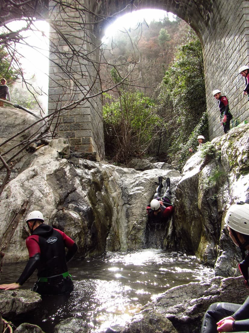 Toboggan dans le canyoning en eau chaude